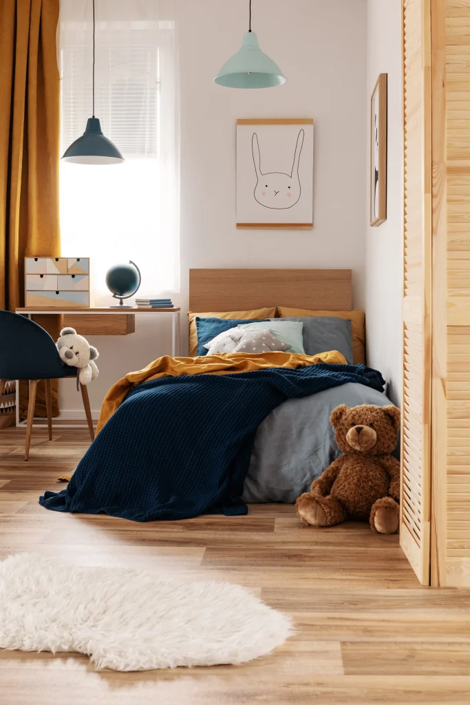 décoration chambre enfant à bourges, avec lit coloré, peluches et bureau