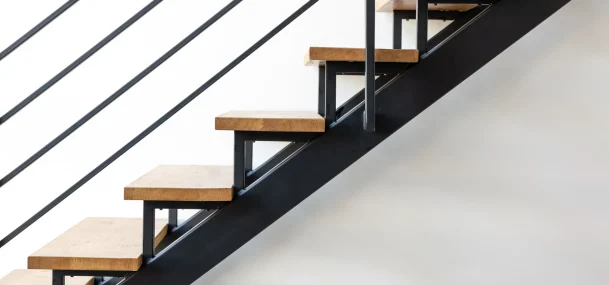 Escalier contemporain et marches en bois, minimaliste